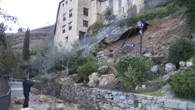 l alcalde de Graus, José Antonio Lagüens, ayer, hace una foto del derrumbe de la ladera.