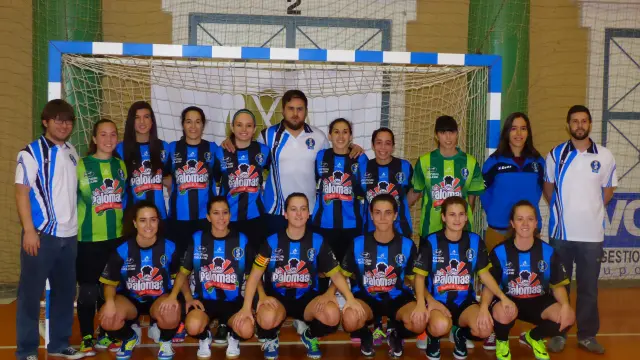 Foto de familia de las jugadoras y el cuerpo técnico del Intersala femenino.