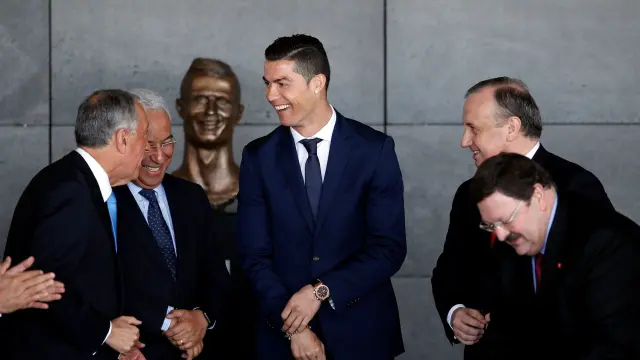 Cristiano Ronaldo, en el aeropuerto de Funchal, con el busto en su honor detrás.