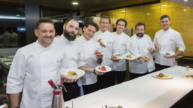 Los chefs Iván Acedo y Víctor Gallego, con los platos de la cena, junto a los integrantes de B Vocal.