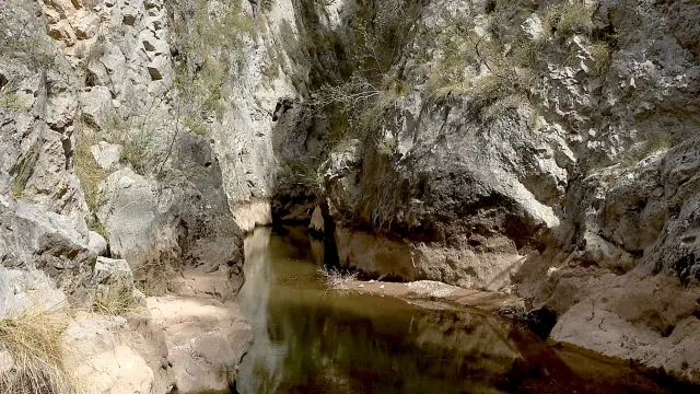 El río Mijares discurre encajonado entre paredes rocosas que superan los 100 m de altura.