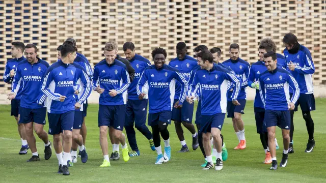 Los jugadores del Real Zaragoza, con buen ambiente, durante el último entrenamiento en la Ciudad Deportiva.