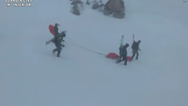 Momento del rescate de la esquiadora en la zona de Benasque.