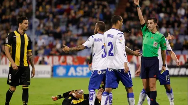 Areces, mostrando una tarjeta a Diogo en el Real Zaragoza-Betis de hace dos temporadas en La Romareda.
