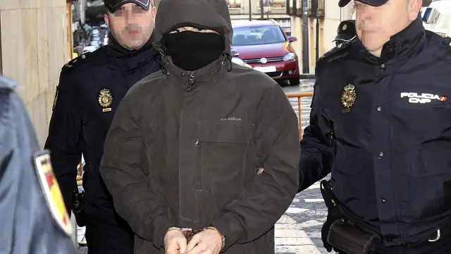 El acusado por el asesinato en Astorga (León) en abril de 2015 de la peregrina estadounidense Denise Pikka, Miguel Ángel Muñoz Blas, a su llegada a la Audiencia Provincial de León, este lunes.