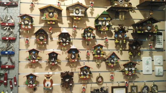 Relojes suizos en un escaparate de una tienda.