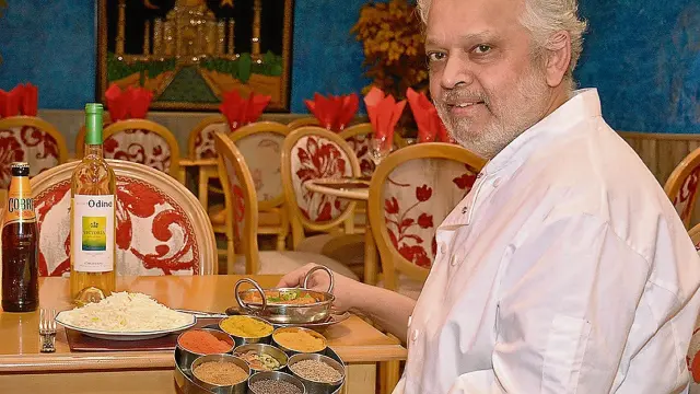 Salim Mitha, con un plato elaborado con sus curris en el restaurante zaragozano El Sabor de la India.