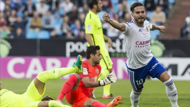 Javi Ros celebra el 1-0 anotado en el partido de la primera vuelta entre el Real Zaragoza y el Almería en La Romareda, que acabó 2-1.