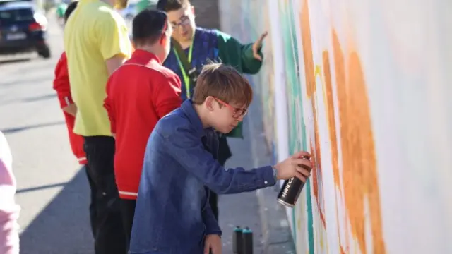 Los participantes pintaron un mural en el exterior del Espai Jove.