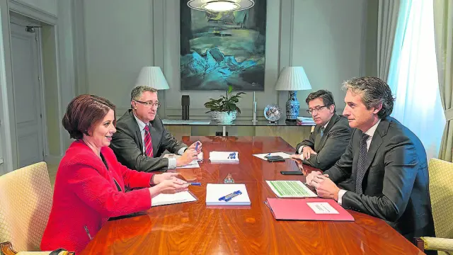Reunión de la alcaldesa de Teruel, Emma Buj, ayer con el ministro Íñigo de la Serna.
