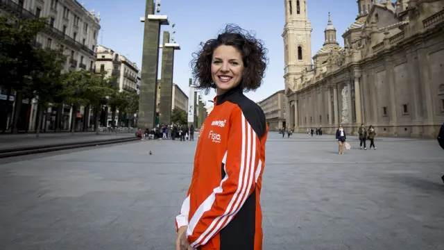 La atleta del Running Zaragoza posa en la plaza del Pilar.