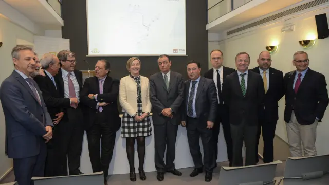 Empresarios y representantes institucionales, tras la presentación ayer del estudio en Valencia.