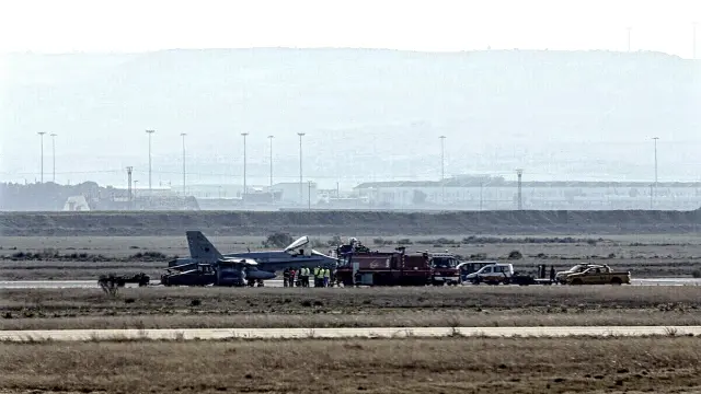 Un F-18 pincha en la pista de aterrizaje del Aeropuerto de Zaragoza y obliga a desviar un avión