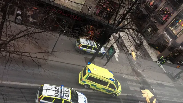 Una ambulancia en el lugar donde se ha producido el ataque calificado por el primer ministro como "terrorista".