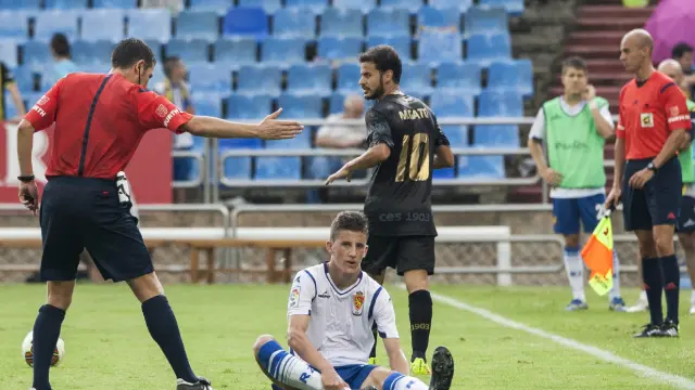 Nieto, en el suelo tras sufrir una falta, el día de su debut con el primer equipo, en septiembre de 2014, frente al Sabadell en La Romareda (1-1). Detrás, el vallesano Gato.