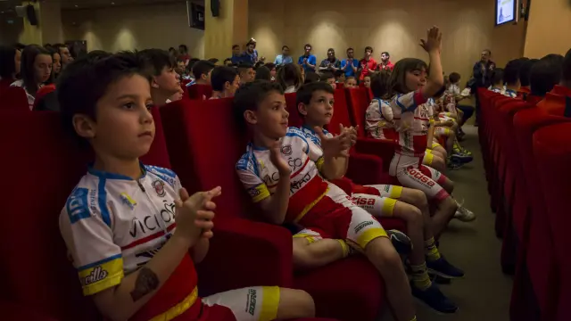 Las plantillas de la Escuela Ciclista Zaragoza, ayer en el Patio de la Infanta de Ibercaja.