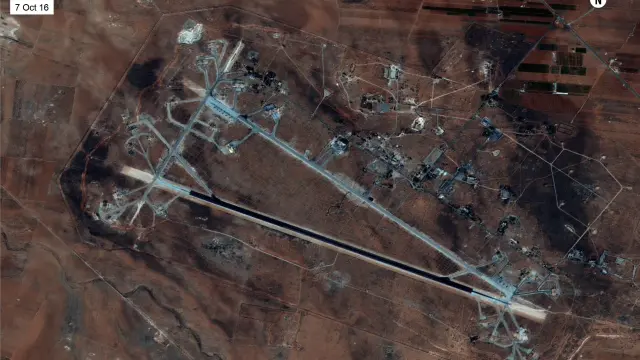 Imagen de la base siria bombardeada por Estados Unidos.