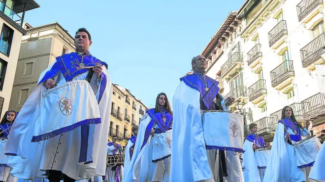 La banda de la Hermandad del Santo Sepulcro hace su entrada en la plaza del Torico
