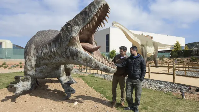 Alberto Cobos y Daniel Ayala posan con la reconstrucción de un torvosaurus, la última creación.