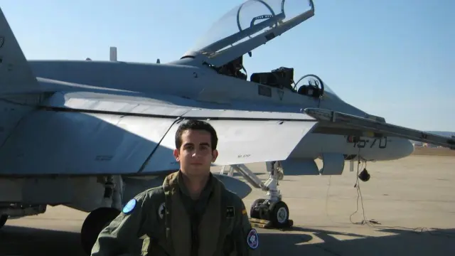 El capitán Roberto Macía, de 29 años, ante un F-18 que pilota