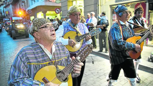 Interpretación musical de parte de los integrantes del grupo de jotas Virgen de la Peña.