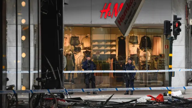 La Policía sueca vigila el lugar del atentado de este viernes.