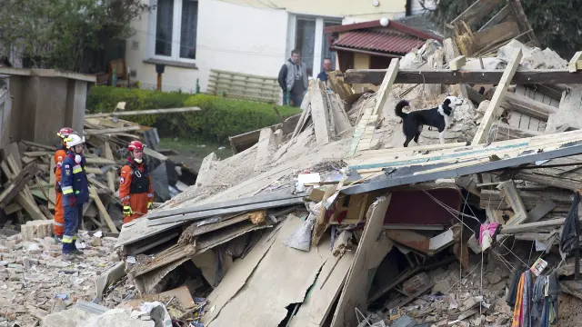 Cinco personas, dos de ellas menores, murieron este sábado al derrumbarse un edificio de viviendas en Swiebodzice.