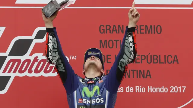 Viñales celebra su triunfo en lo alto del podio de MotoGP.