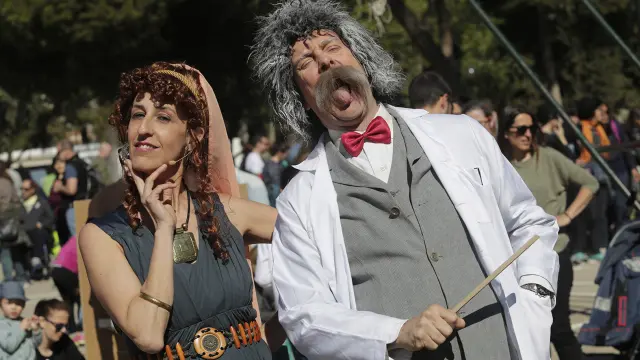 Einstein y Hipatia de Alejandría este domingo en el parque Tío Jorge de Zaragoza.