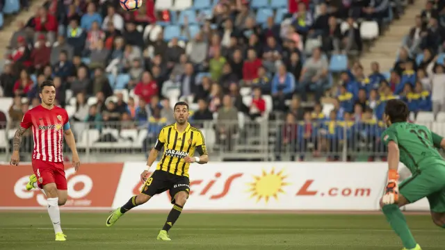 Ángel Rodríguez ejecuta una perfecta vaselina ante Casto, que acaba en gol.