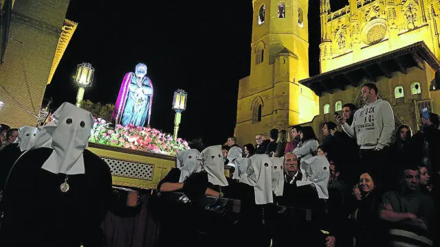 El Cristo de los Gitanos tras salir de la catedral pasadas las diez de la noche.