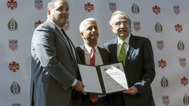 Los presidentes de las federaciones de fútbol de Estados Unidos, México y Canadá, este lunes en Nueva York.