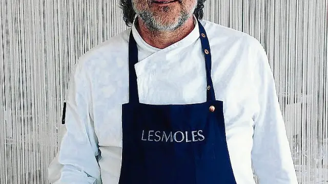 Jeroni Castell, con un plato de encurtidos en ensalada y atún rojo.