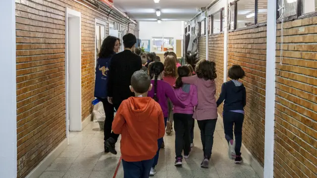 Alumnos y profesores en el pasillo de un centro educativo aragonés.