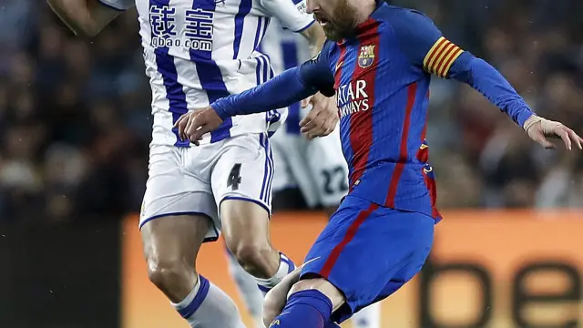 Messi dribla a Asier Illarramendi en el duelo disputado este sábado en el Camp Nou
