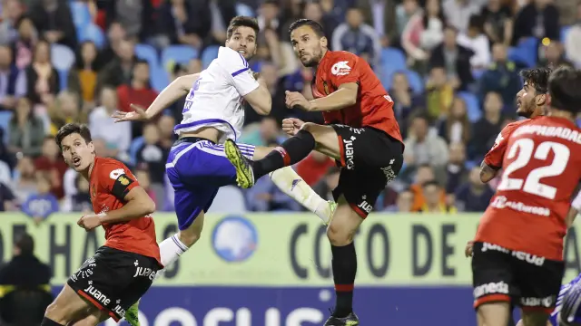 Cabrera pugna por un balón con Óscar Díaz en el Zaragoza-Mallorca.