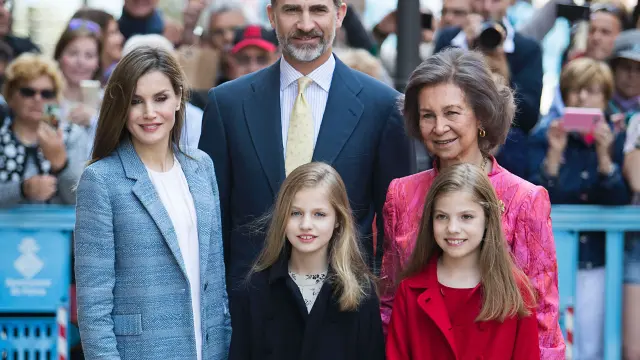 Los Reyes, sus hijas y doña Sofía asisten a la misa de Pascua en Palma