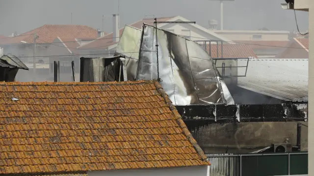 Edificios en llamas tras estrellarse la avioneta.