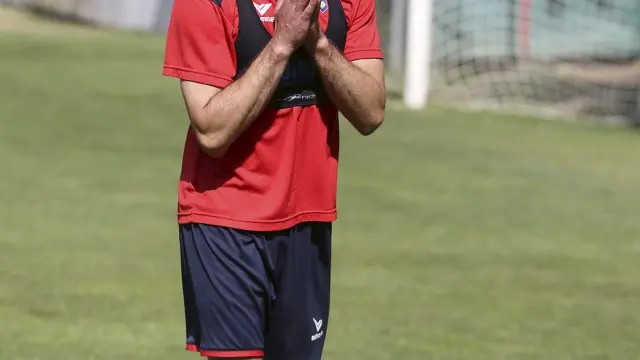 El extremo gallego David Ferreiro gesticula durante la sesión de entrenamiento de ayer que el Huesca ejecuto en las instalaciones del IESPirámide.