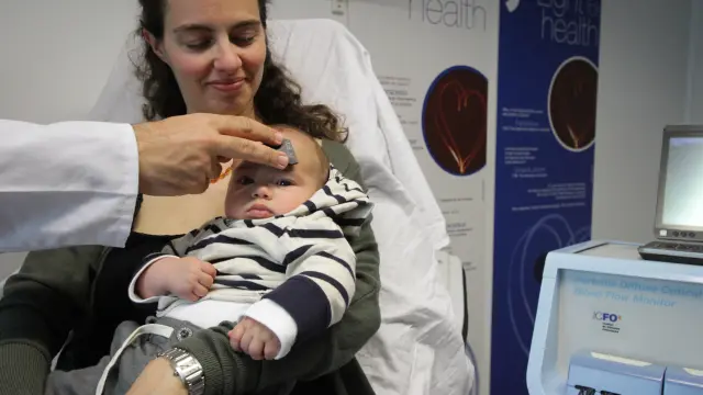 Monitoreo del flujo sanguíneo cerebral de un bebé con un dispositivo de monitorización hemodinámica
