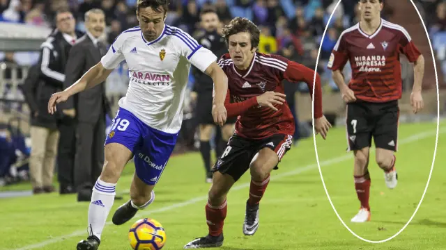 Iker Guarroxena, señalado, en segundo término en la jugada entre Sangalli y José Enrique, en el partido de la primera vuelta disputado entre el Real Zaragoza y el Mirandés, que ganaron los aragoneses por 2-0.