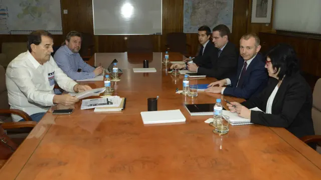 El secretario de Estado de Energía, Daniel Navia segundo por la izda., con los sindicatos mineros.