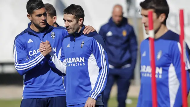 Cani, Zapater y Jesús Valentín, en un momento del entrenamiento de este viernes en la Ciudad Deportiva del Real Zaragoza.