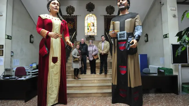 Pilar Górriz y Fernando Abad, los contrayentes, junto a Encarna Catalán, de la Fundación Bodas de Isabel y el concejal José Luis Torán, que oficiará la ceremonia.