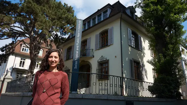 Ainhoa Arbués en el centro de investigación donde trabaja en Basilea.