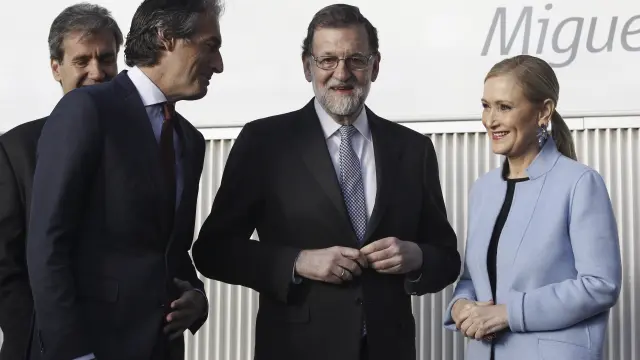 El presidente del Gobierno, Mariano Rajoy, el ministro de Fomento, Íñigo de la Serna, y la presidenta de la Comunidad de Madrid, Cristina Cifuentes.