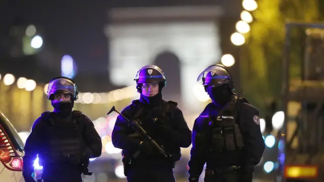 Oficiales de la Policía francesa custodian la zona hoy, jueves 20 de abril de 2017, después de que se registrara un tiroteo, en el que un oficial de policía fue asesinado junto con su atacante, al mismo tiempo que otro oficial resultó herido, en los Campos Elíseos