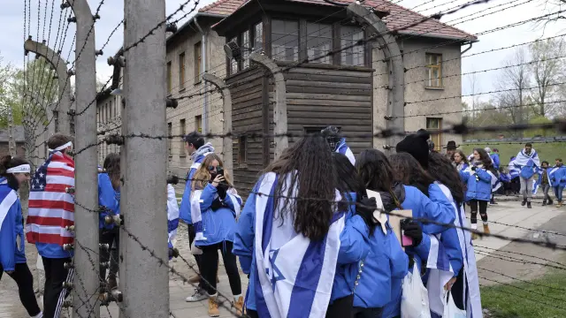 Miles de jóvenes recuerdan en Auschwitz a las víctimas del Holocausto
