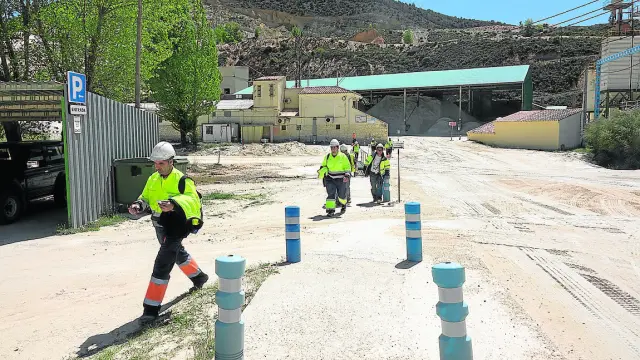 Trabajadores de la mina de caolín de Riodeva, ayer al finalizar su turno laboral.