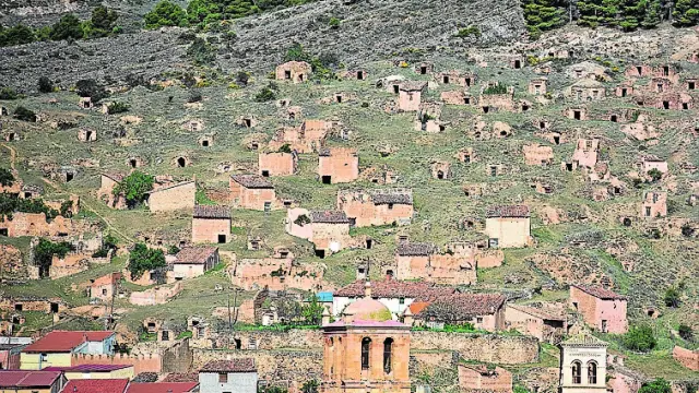 Torrijo de la Cañada tiene un centenar de bodegas en el cerro.